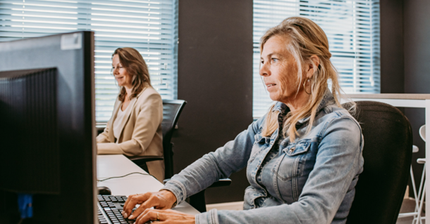 Afbeelding met persoon, overdekt, kleding, computer  Door AI gegenereerde inhoud is mogelijk onjuist.
